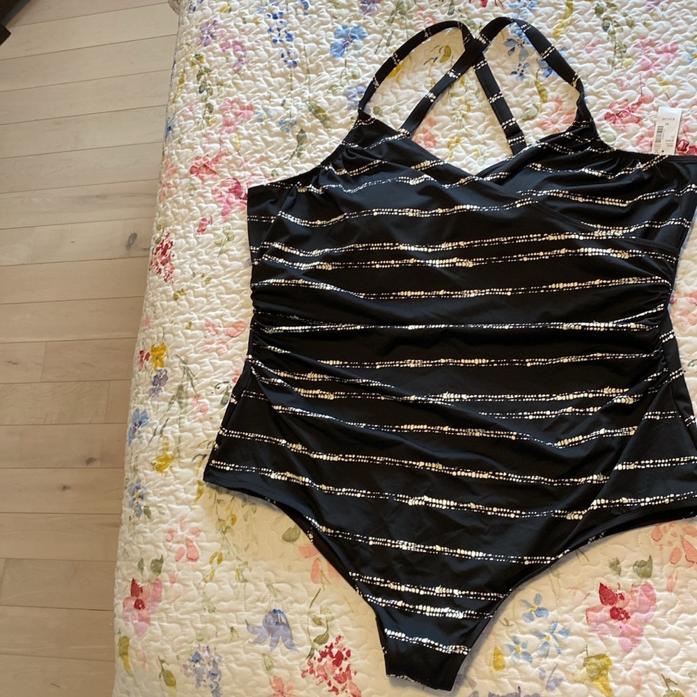 Pennington’s 1 piece swim suit NWT size 5x adjustable straps, built in bra